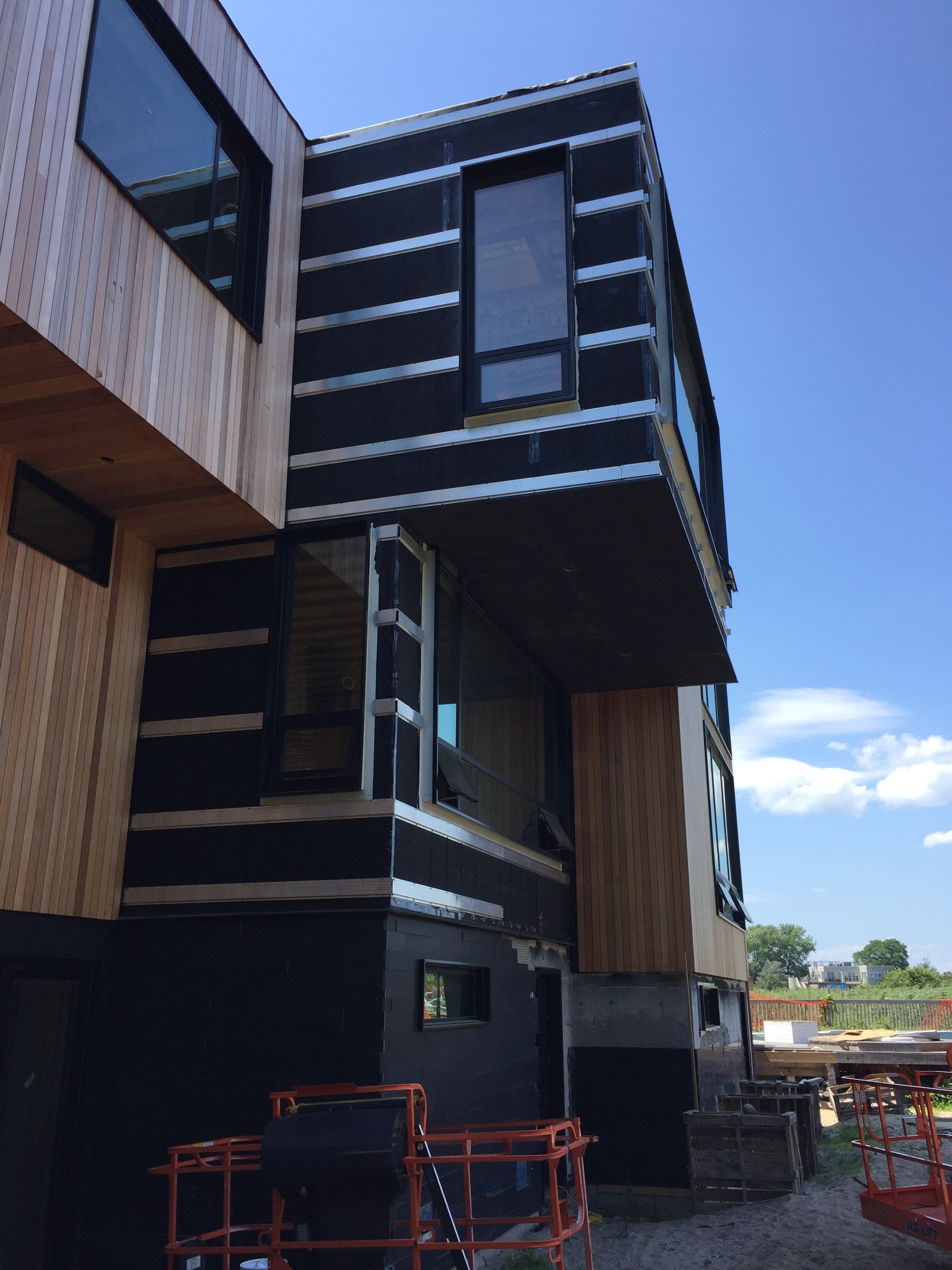 Norstone Ebony Planc on the exterior facade of a modern home in the hamptons showing outside corners